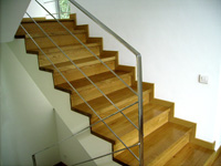  Escalera maciza  de roble
